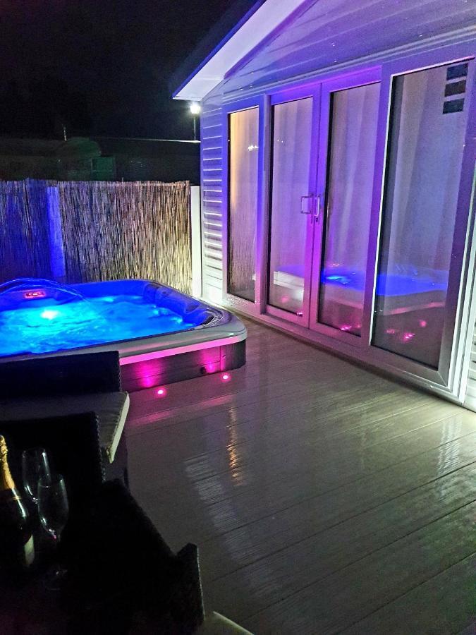 Premium Accommodation With Luxury Hot-Tub And Decking Area, Near Fantasy Island Ingoldmells Exterior photo