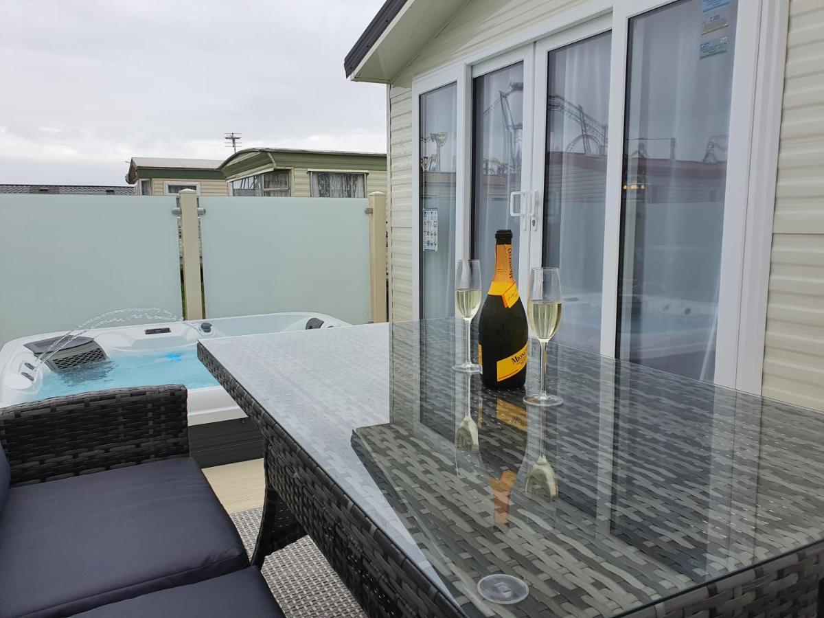 Premium Accommodation With Luxury Hot-Tub And Decking Area, Near Fantasy Island Ingoldmells Exterior photo