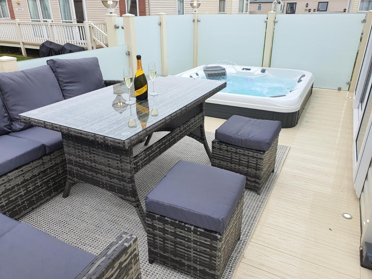 Premium Accommodation With Luxury Hot-Tub And Decking Area, Near Fantasy Island Ingoldmells Exterior photo