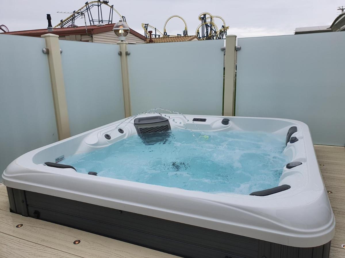 Premium Accommodation With Luxury Hot-Tub And Decking Area, Near Fantasy Island Ingoldmells Exterior photo