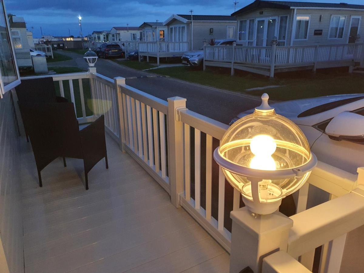 Premium Accommodation With Luxury Hot-Tub And Decking Area, Near Fantasy Island Ingoldmells Exterior photo