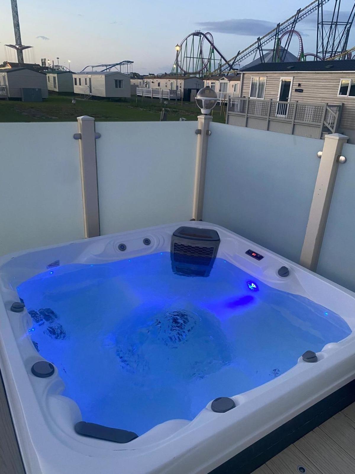 Premium Accommodation With Luxury Hot-Tub And Decking Area, Near Fantasy Island Ingoldmells Exterior photo